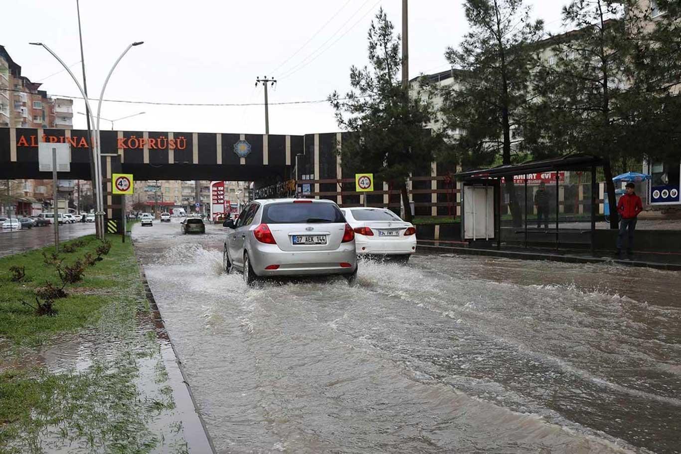 Diyarbakır'ın alt yapı yetersizliği sağanak yağmuru kaldırmıyor